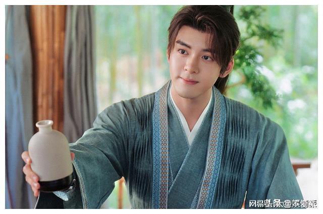 李易峰与李沁，小巷独特小店背后的最新故事探秘